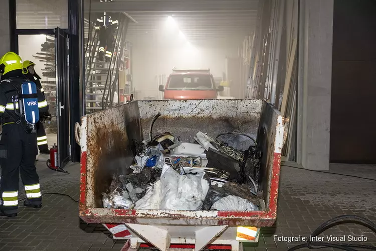 Bedrijfspand vol met rook na brand in afvalcontainer in Zandvoort