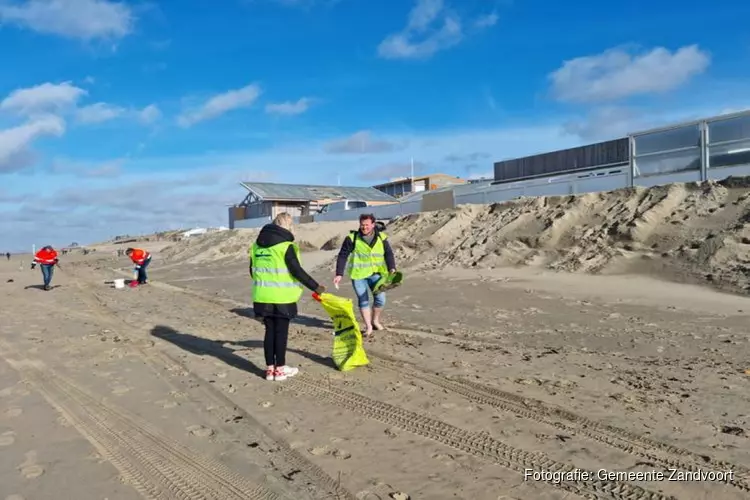 Olie op strand weg mede dankzij vrijwilligers