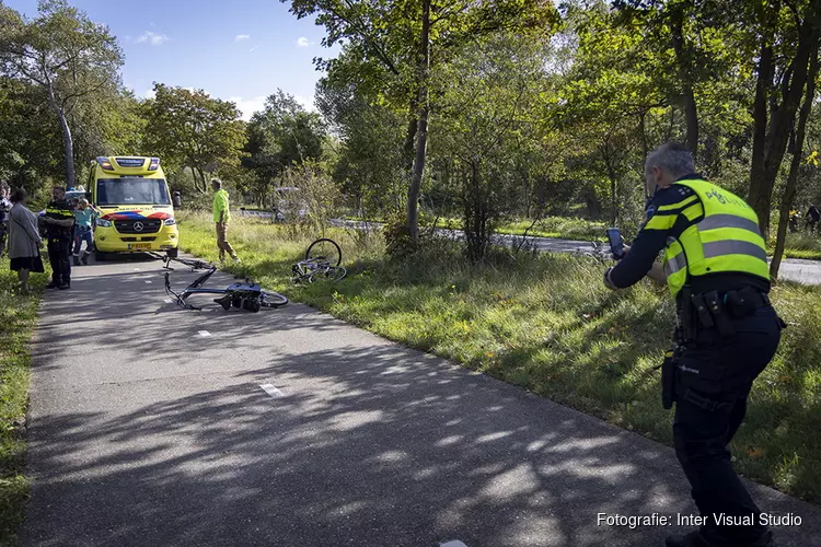 Wielrenner gewond na plotselinge remactie van vrouw die bloemetjes wil plukken