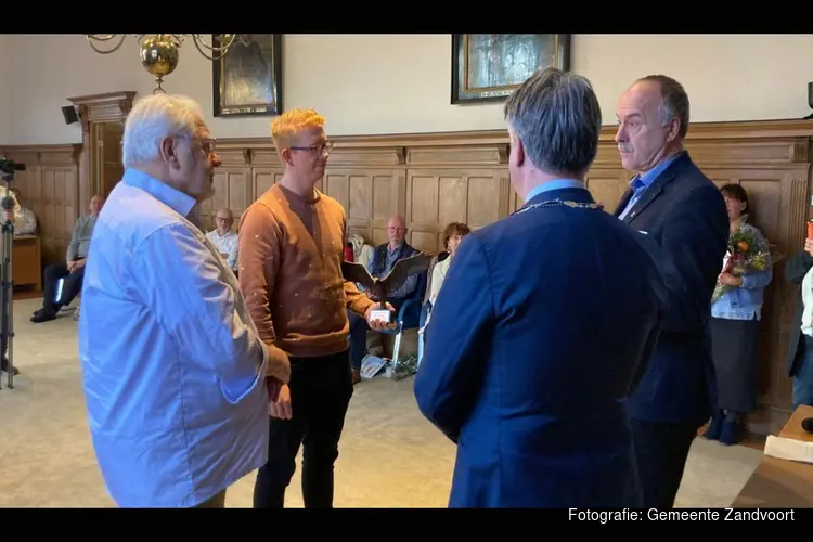 Burgemeester Niek Meijer Vrijwilligersprijs 2022 voor bestuur toneelvereniging Wim Hildering
