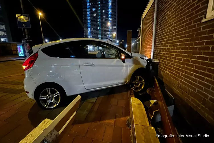 Auto vliegt uit bocht en rijdt tegen pand in Zandvoort