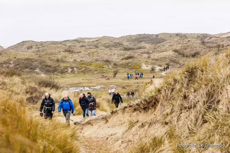 Wandelaars genieten optimaal van de 30 van Zandvoort