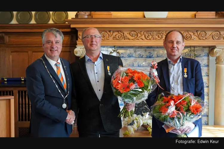 Burgemeester Moolenburgh reikt Koninklijke Onderscheidingen uit
