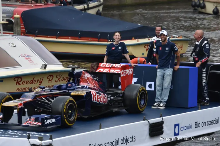 F1-coureur Daniel Ricciardo vaart door de Amsterdamse grachten