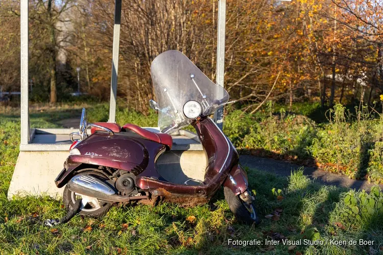 Scooterrijdster raakt gewond op fietspad in Bloemendaal