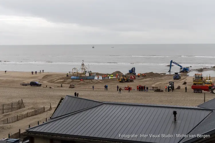 Werkzaamheden op strand Zandvoort om kotter de zee in te krijgen