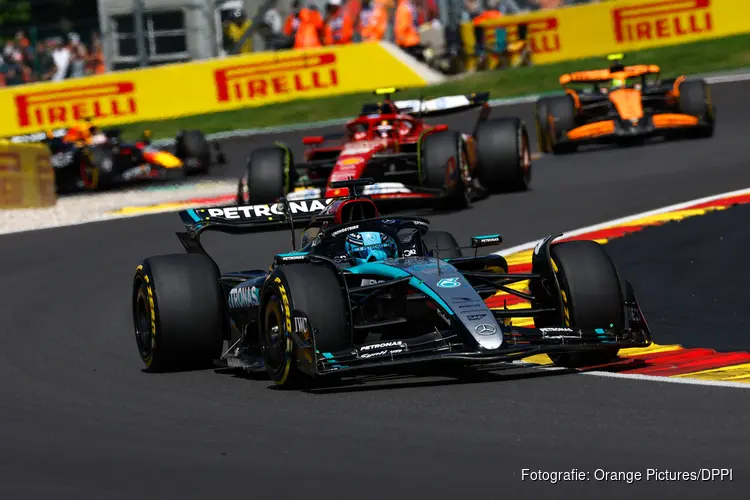 Russell na zege gediskwalificeerd, Hamilton wint, Verstappen vierde