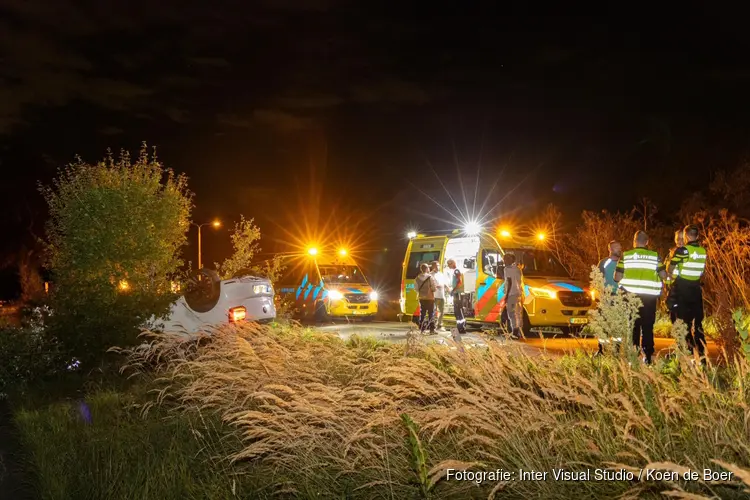 Auto op de kop in Overveen