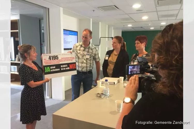 Wethouder Sanna Munnikendam neemt petitie actiegroep Saendelft in ontvangst