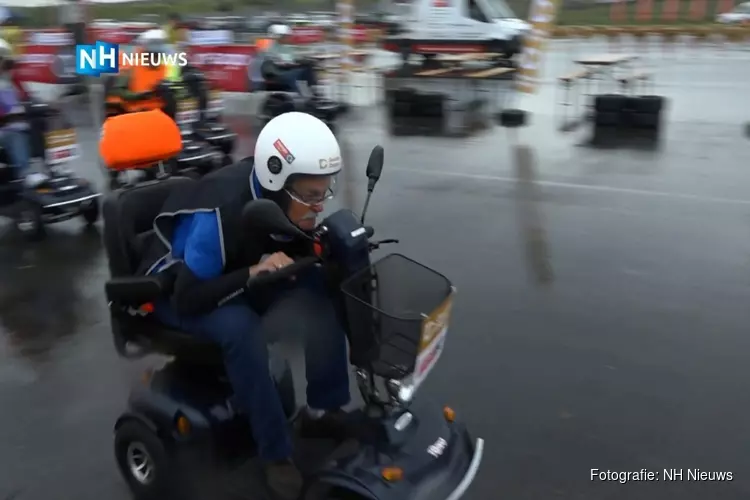 Hoosbuien mogen de pret niet drukken bij NK Scootmobiel: "Op twee wielen door de bocht!"