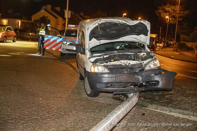 Automobilist vlucht na botsing tegen lantaarnpaal