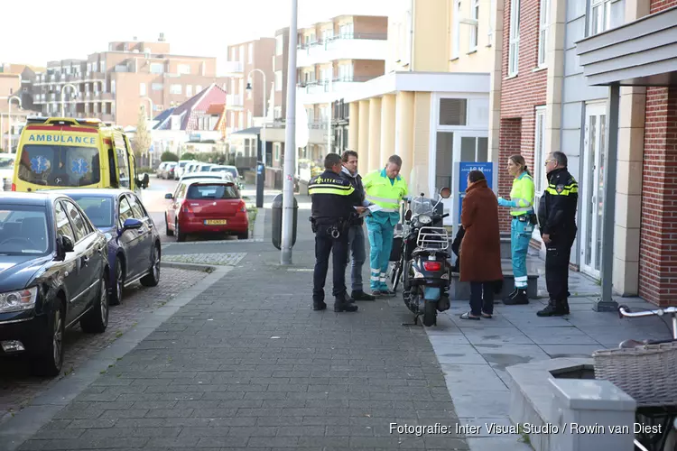 Scooterrijdster onderuit na schrikreactie van uitparkerende auto