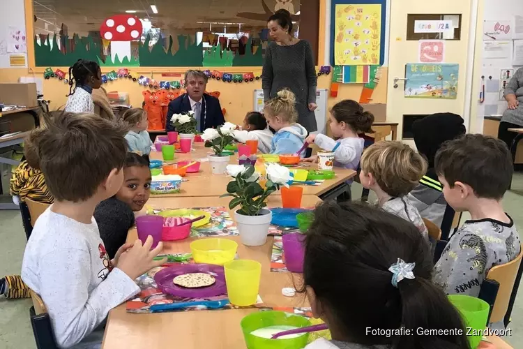 Burgemeester ontbijt met leerlingen van de Duinroos