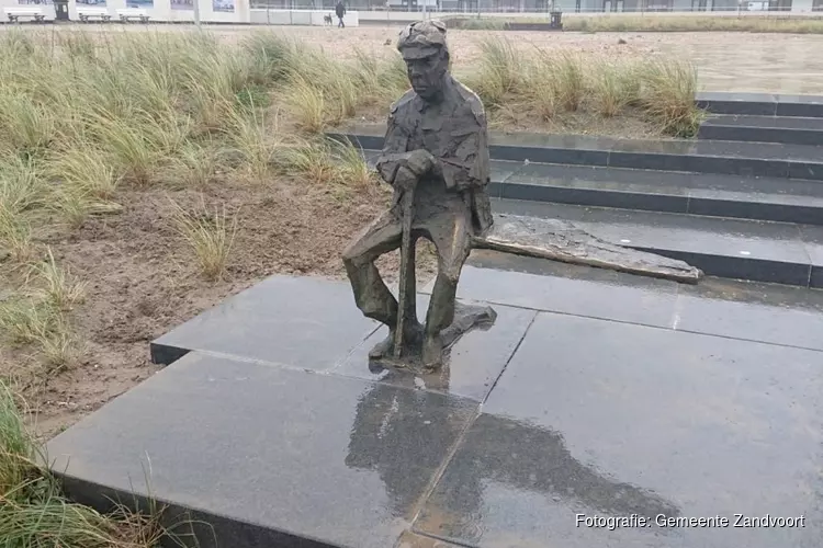 Standbeeld van de oude visserman is weer terug in Zandvoort