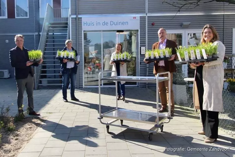 College bezorgt bloemen bij bewoners van zorginstellingen