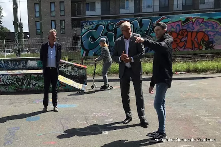 Burgemeester en wethouder bezoeken skatepark Tollensstraat