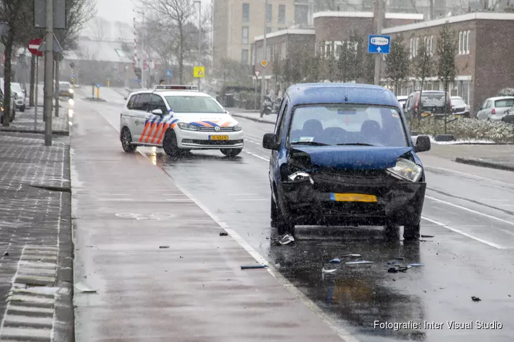 Kop-staart aanrijding in winterweer in Zandvoort