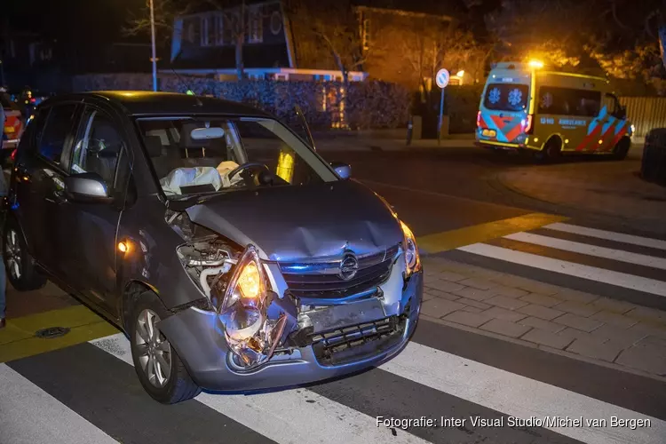 Veel schade na botsing voor zebrapad in Vogelenzang