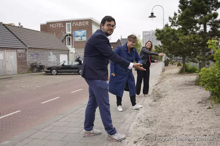 Bloemen zaaien in berm Haltestraat