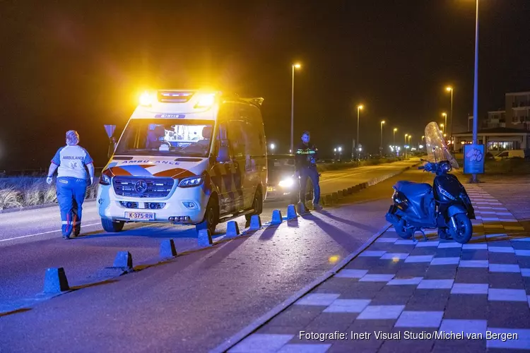 Scooter botst op paaltje op boulevard, twee vrouwen lichtgewond