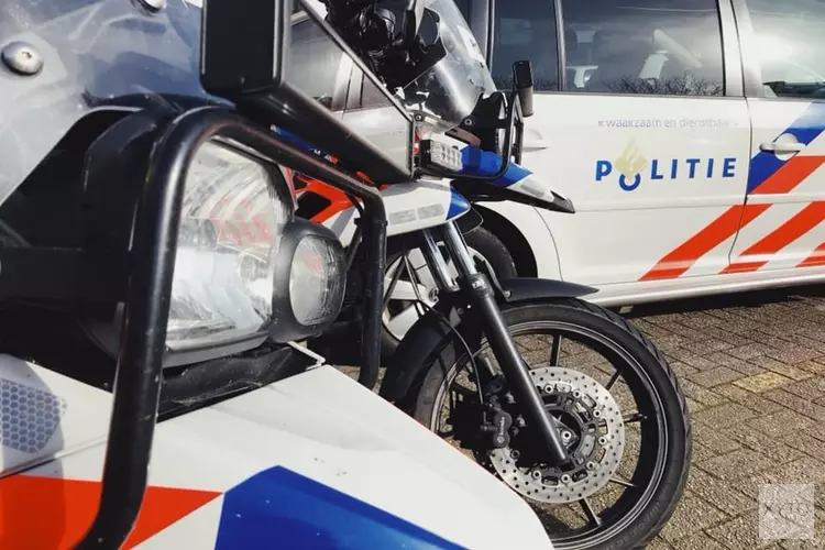 Man rijdt in op politie